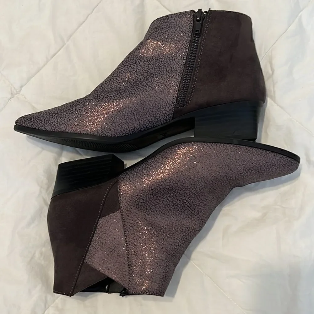 Qupid size 7 super cute ankle booties brown back and 2 tone front small heel EUC